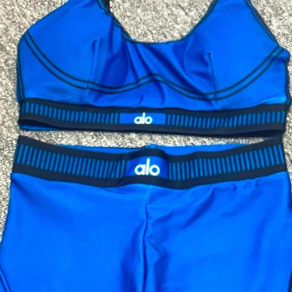 ALO Yoga Women's Bright Blue Sports Bra and Leggings Set
